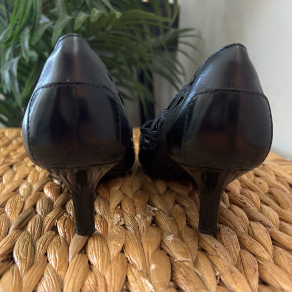 Tod's Navy Cutout Women's Heels - Picture 6 of 16